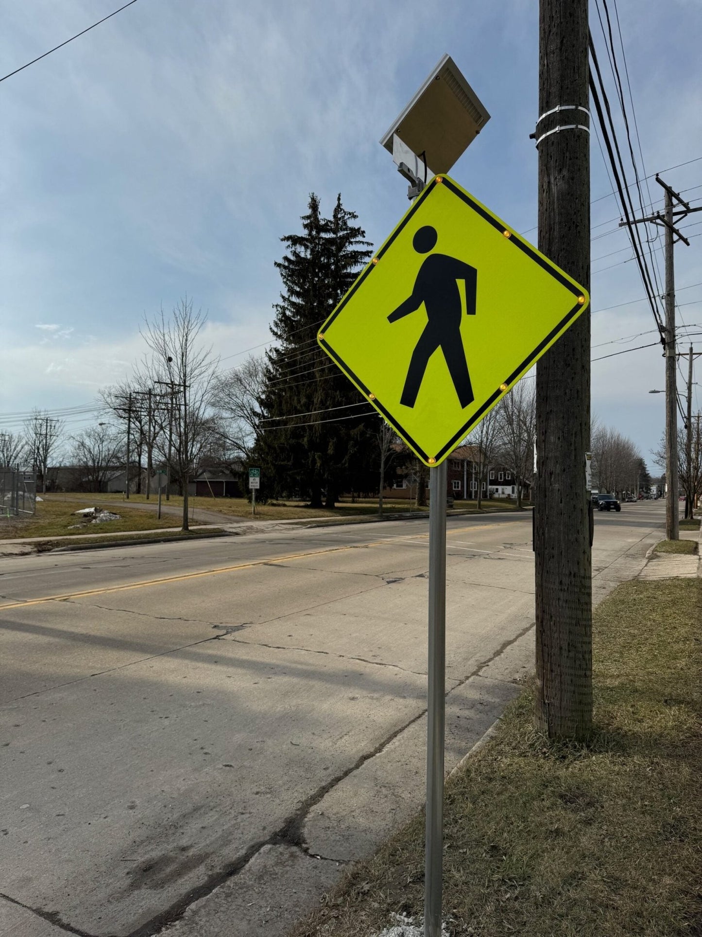 LED flashing pedestrian crosswalk sign for high visibility at crosswalks